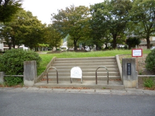 【公園】甲ノ辻公園 830m・ブランコ・すべり台・鉄棒・砂場・グランドがあります♪ 周辺環境